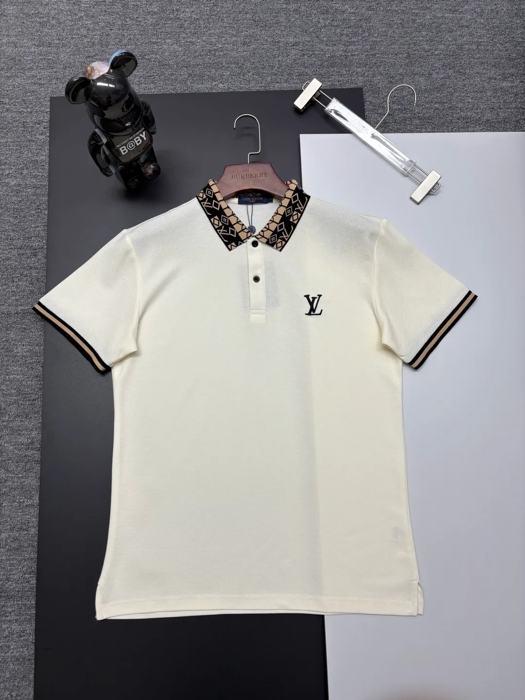 🅿️210 LV Louis Vuitton's new embroidered Polo shirt. Original fabric. Official same style. Made of 210 grams of pure cotton pique fabric, customized in the same vat dyeing fabric. It feels very comfortable and smooth. The version is quite wide and stylish. Produced by a first-line brand factory. Imported Behringer embroidery machine. The embroidery is full and textured. The collar rib is woven with imported yarn. It will not deform after long-term wear. The latest style for spring and summer. Fashionable and individual. A super versatile and good-looking piece that is very suitable for both men and women. A must-have item for everyone. Color: black, white, apricot, sapphire blue. Size: M-XXXL